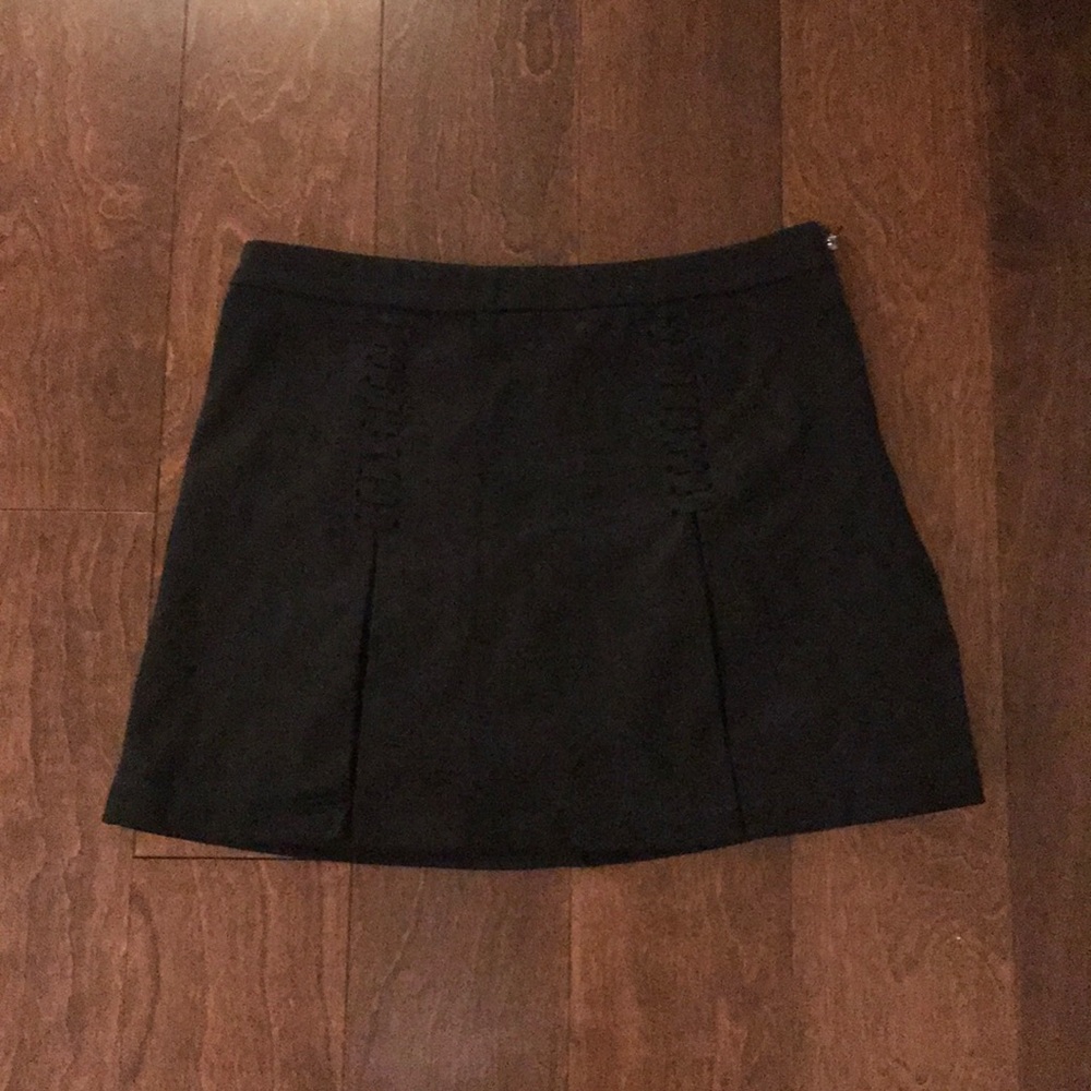 Adorable black form fitting skirt